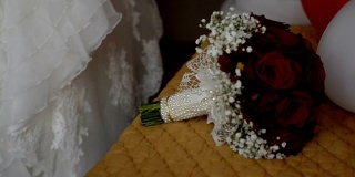 年轻的新娘在婚礼上手持一束鲜花