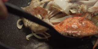 螃蟹和一些蔬菜在平底锅上煎。海鲜开胃菜菜单。泰国街头小吃，口感酥脆。准备下一步的烹饪。慢动作