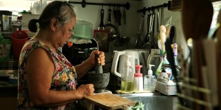 年长的亚洲妇女在家做饭