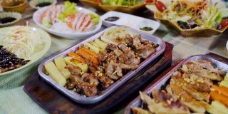 特写组的日本食物，鸡排，三文鱼片，沙拉，天妇罗虾在桌子上。