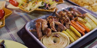 特写组的日本食物，鸡排，三文鱼片，沙拉，天妇罗虾在桌子上。