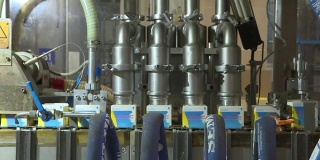 乳品厂的乳品包装生产线。