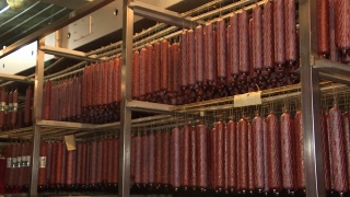 肉类行业中半熏香肠的生产。视频素材模板下载