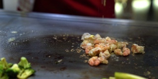 慢镜头厨师烧烧虎虾日式烧烤铁板烧