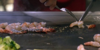 厨师为您烹制烤虎虾日式烧烤铁板烧