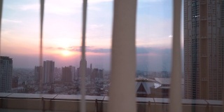 黄昏时分，垂直百叶窗后的曼谷景色