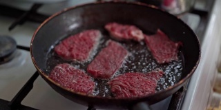 肉在平底锅里煎