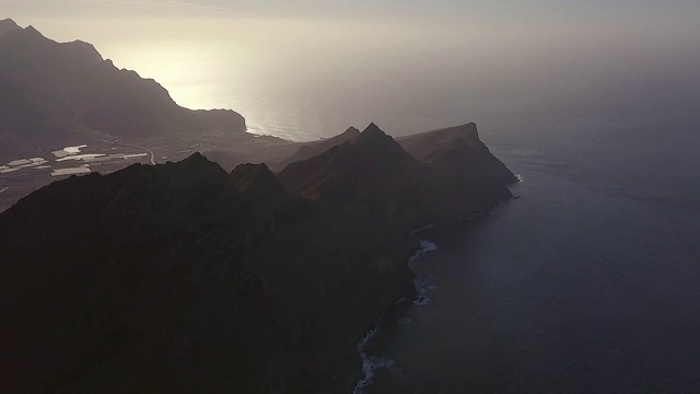 鸟瞰图美丽的野生海岸线在加那利岛