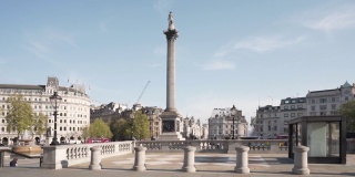 这是一个明媚的春天下午，25秒的摄影镜头，拍摄的是空荡荡的伦敦特拉法加广场