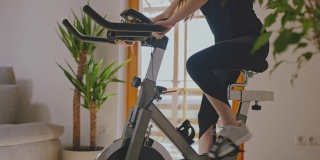 SLO MO女人调整健身自行车