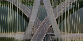 位于边缘Pinheiros河的Estaiada桥