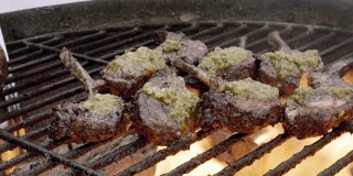 美味的烤法国羊排在炭火烤架上