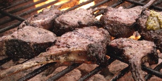 美味的烤法国羊排在炭火烤架上