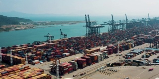 运输和商业物流-鸟瞰图集装箱船码头在深圳，中国进出口