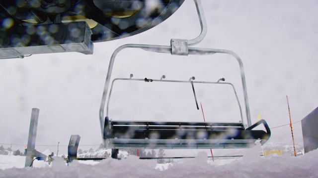 冬季滑雪场滑雪缆车旋转木马的慢动作镜头