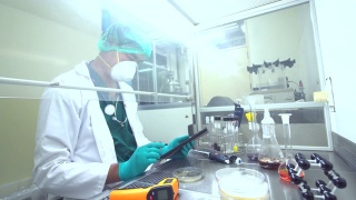 医学研究科学家在STEM现代实验室测试疫苗实验药物。视频素材模板下载