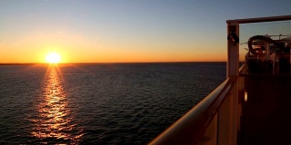 从船上看海面上的日落