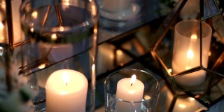 婚礼上有很多复古的灯和蜡烛
