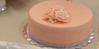婚礼蛋糕与鲜花安排