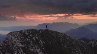 站在奥地利萨尔兹卡默古特沙夫伯格山脊顶端的徒步旅行者视频素材模板下载