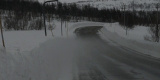 挪威暴风雪期间道路倾斜的照片