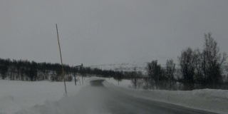 挪威暴风雪期间道路倾斜的照片