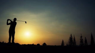 剪影高尔夫男球员T-OFF击中司机在一个锦标赛高尔夫球场击球3杆为洞，运动放松在假期暑假，电影超高清4k镜头视频素材模板下载
