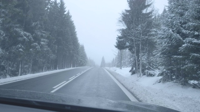 汽车在雪地上行驶时，雨刷正在清洁挡风玻璃。司机对冬季在严寒的北方国家旅行的看法。自然,美丽,风景。电影4k ProRes总部。