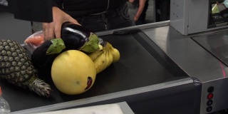 消费者在超市购买水果和蔬菜