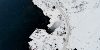 冬天，挪威罗浮敦群岛海岸线上的渔村公路上有雪