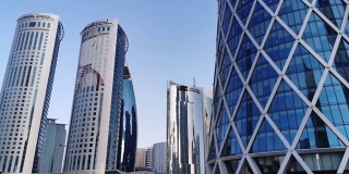 多哈美丽的天际线有许多摩天大楼和建筑物。