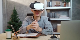 十几岁的男学生戴上虚拟现实头戴式耳机，在家进行学习和上网调研