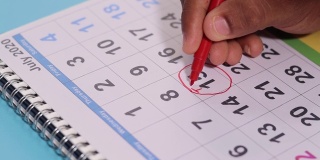 在日历上标出7月15日纳税日作为提醒-在7月15日截止日期前填写纳税申报表的概念