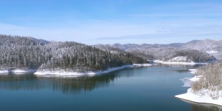 克罗地亚戈尔斯基kotar的Lokvarsko湖和白雪下的树林