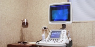 一个现代的超声波医疗设备在一个明亮的房间里。
