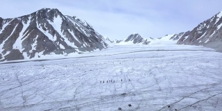 在塔万博格德的波塔宁冰川上行走