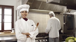 女厨师看着镜头视频素材模板下载