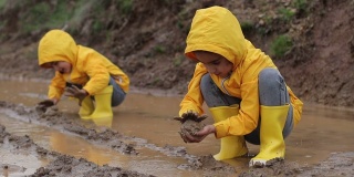 孩子们在浑浊的水里玩泥巴