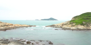淡绿松石蒂芙尼蓝色水流动间隙的绿岛岩石海岸