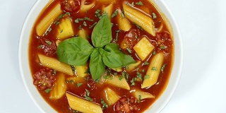 意大利面汤，通心粉，番茄酱，慢煮蔬菜