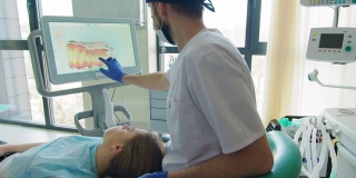 牙医解释病人牙齿的3D扫描