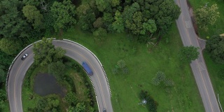 鸟瞰城市中蜿蜒的道路，无人机拍摄。路蛇弯道(洪坪Ngu)。沙空那空市中心以南蜿蜒的道路。