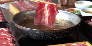 慢镜头:涮锅煮涮锅素喜和牛肉。
