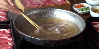 慢镜头:涮锅煮涮锅素喜和牛肉。