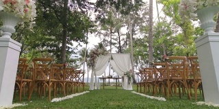 婚礼拱门装饰布和鲜花户外。
