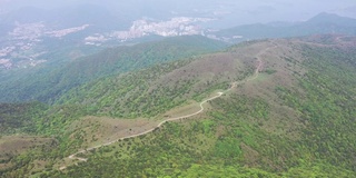 香港大帽山夏日阳光明媚，天空湛蓝