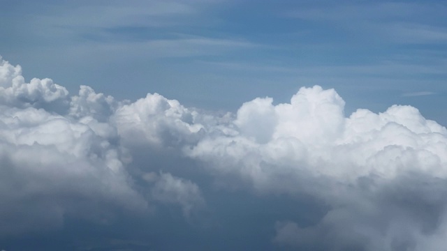穿越云层时的云顶(从飞机上看)