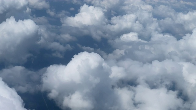穿越云层时的云顶(从飞机上看)