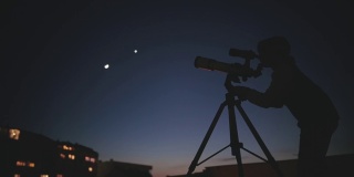 天文学家小女孩用望远镜看星星和月亮，背景是模糊的城市灯光。