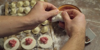 俄罗斯饺子的烹饪和雕刻过程